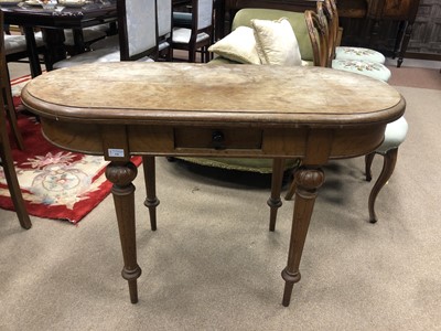 Lot 536 - AN OAK SIDE TABLE