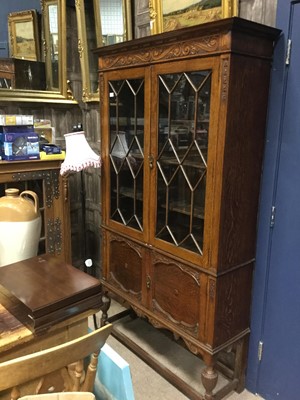 Lot 537 - AN EARLY 20TH CENTURY OAK BOOKCASE