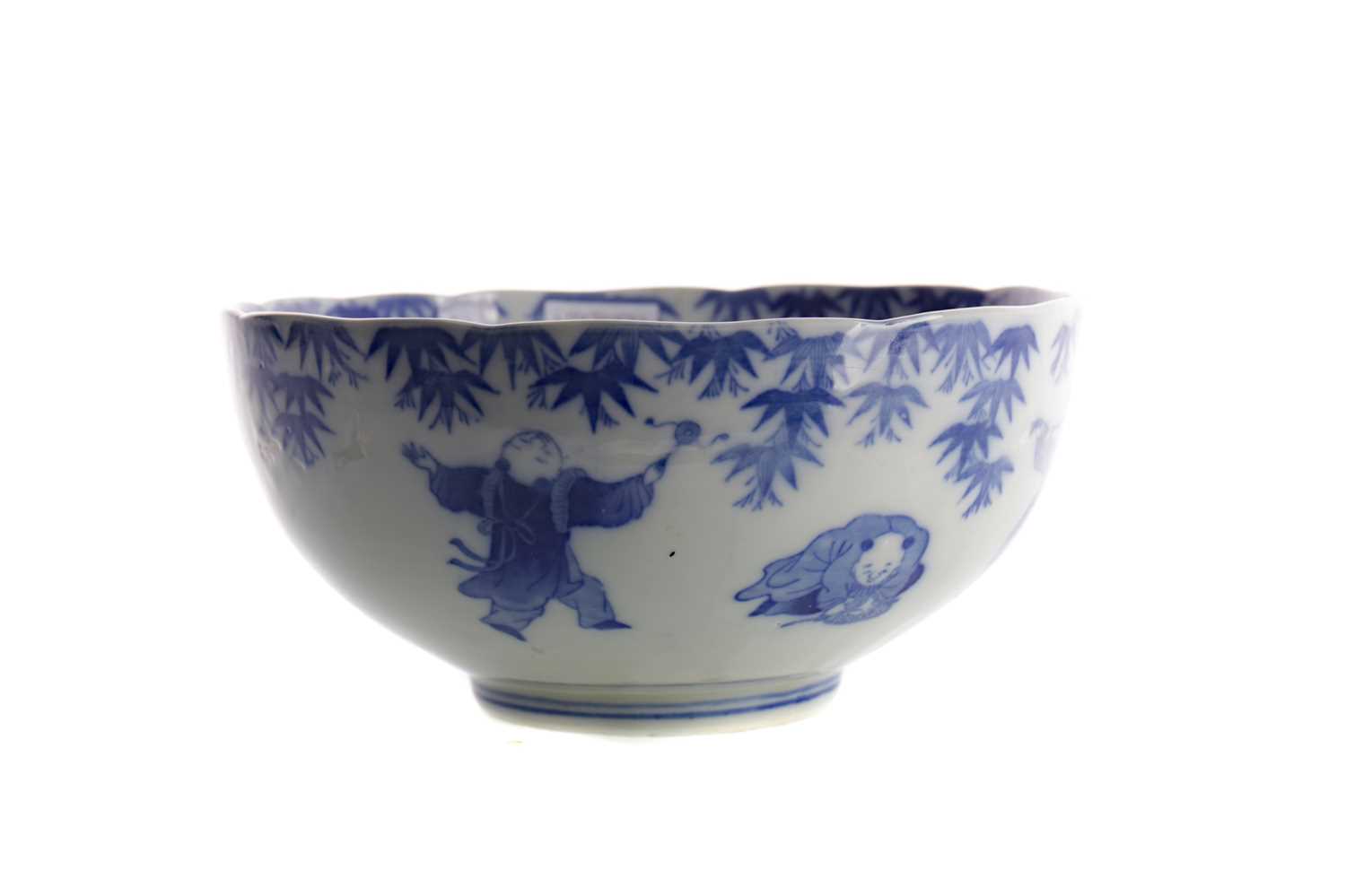 Lot 747 - A CHINESE BLUE AND WHITE CIRCULAR BOWL
