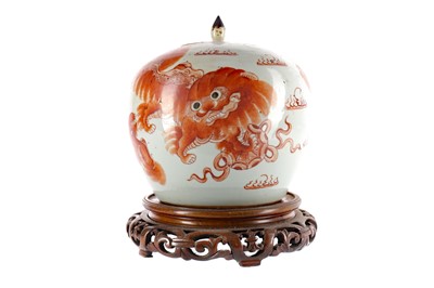 Lot 707 - A EARLY 20TH CENTURY CHINESE JAR WITH COVER
