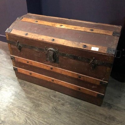 Lot 553 - AN EARLY 20TH CENTURY CABIN TRUNK