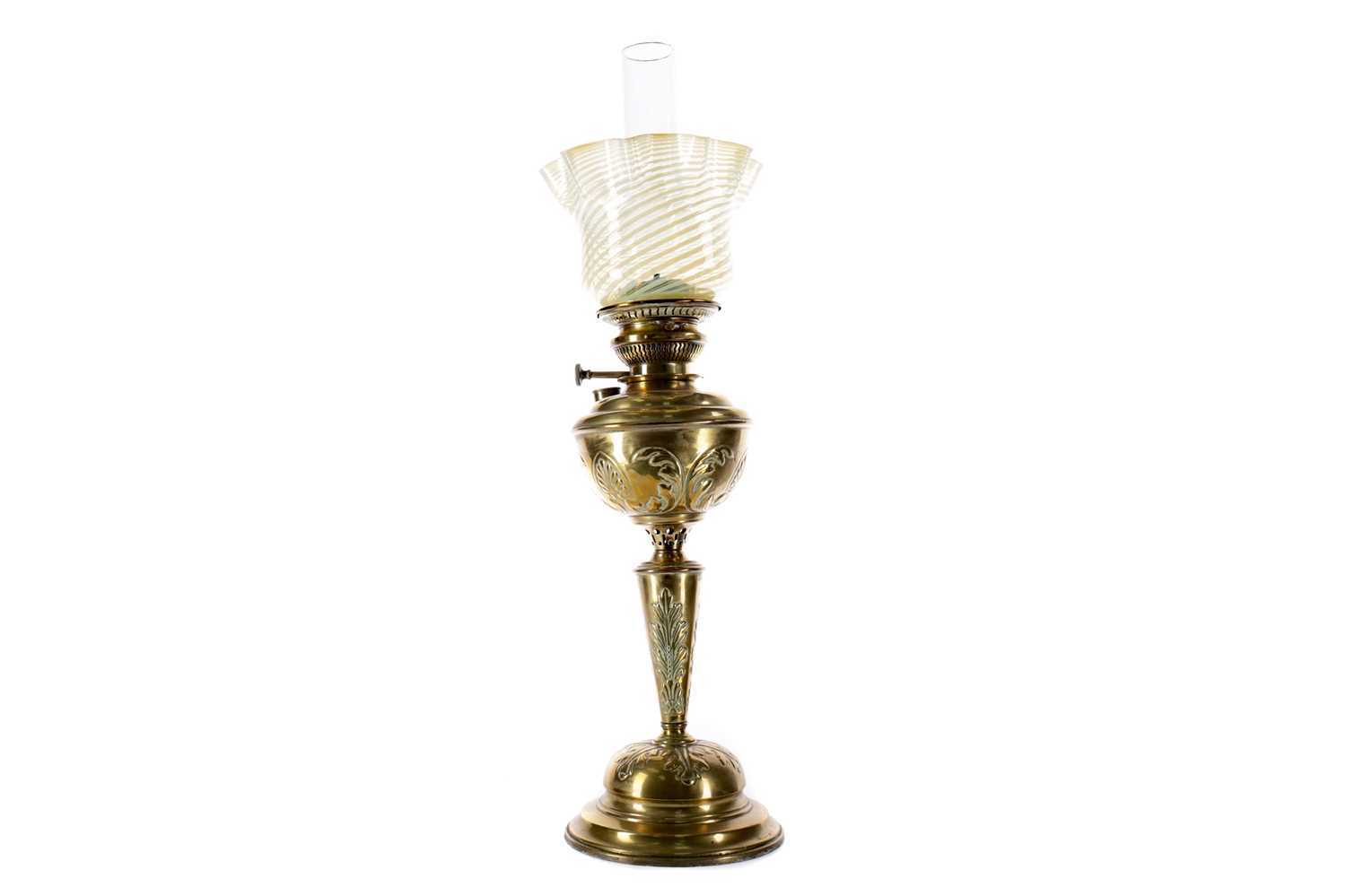 Lot 1644 - A LATE VICTORIAN BRASS OIL LAMP