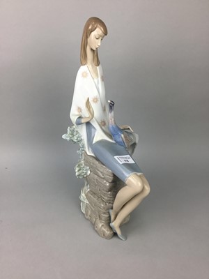 Lot 578 - A LLADRO FIGURE OF A SEATED FEMALE