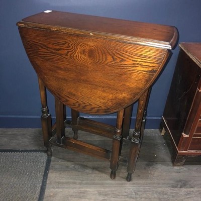 Lot 569 - AN OAK DROP LEAF TABLE