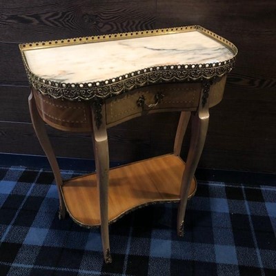 Lot 572 - A FRENCH STYLE SIDE TABLE