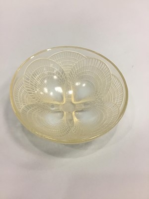 Lot 1067 - A LALIQUE 'COQUILLES' PATTERN OPALESCENT GLASS BOWL
