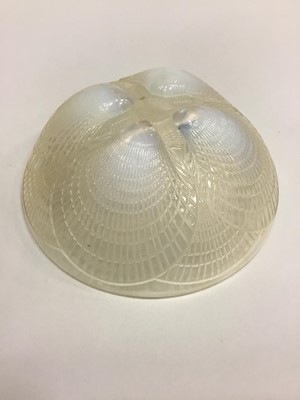 Lot 1067 - A LALIQUE 'COQUILLES' PATTERN OPALESCENT GLASS BOWL