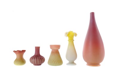 Lot 1079 - A VICTORIAN THOMAS WEBB & SONS BURMESE SATIN GLASS VASE ALONG WITH FOUR OTHERS