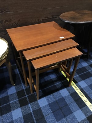 Lot 651 - A RETRO NEST OF THREE TABLES