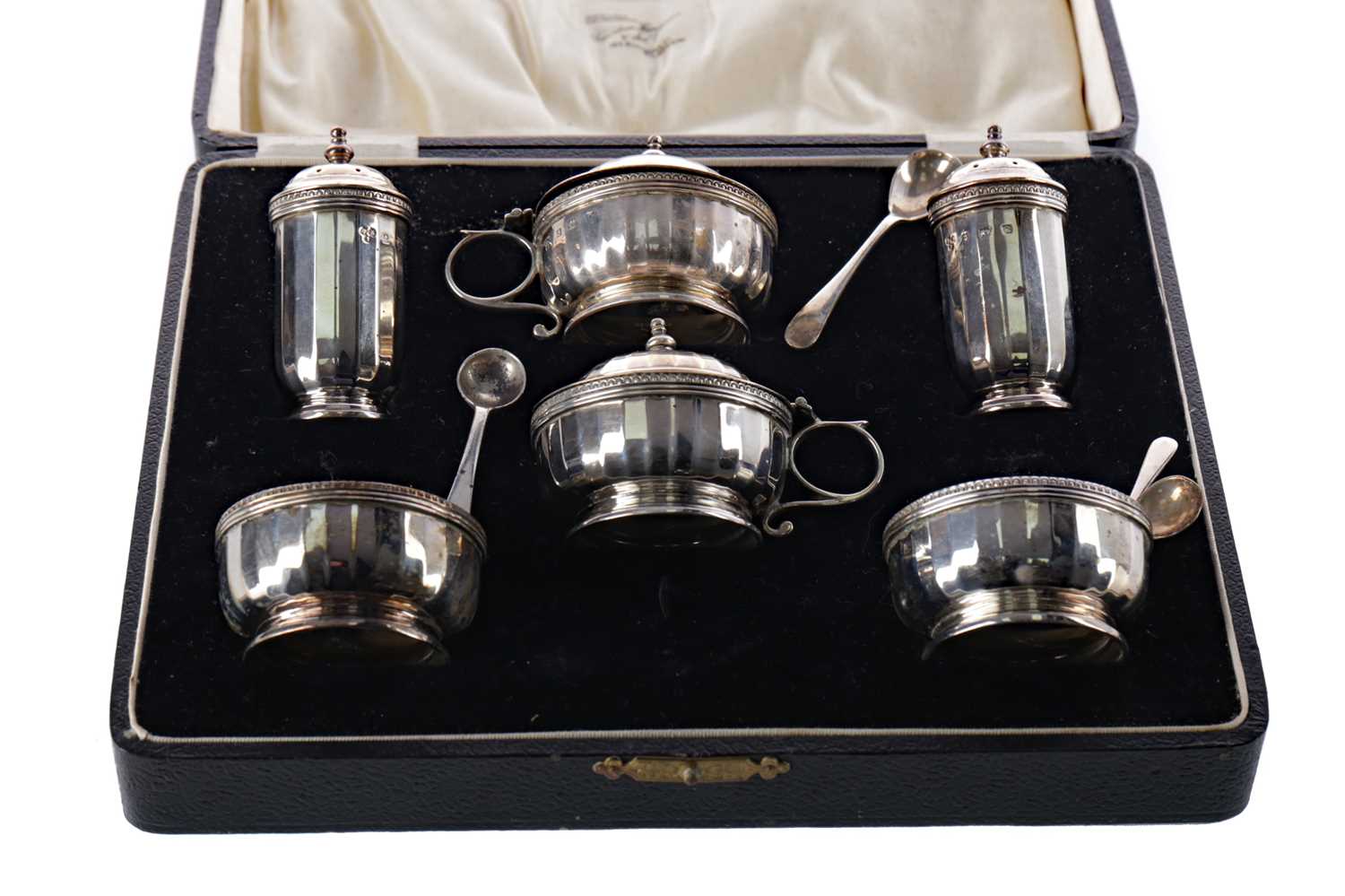 Lot 523 - A CASED PAIR OF EARLY 20TH CENTURY SILVER BONBON DISHES ALONG WITH A CASED CRUET