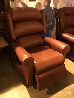 Lot 671 - A MODERN BROWN LEATHER RECLINING ARMCHAIR