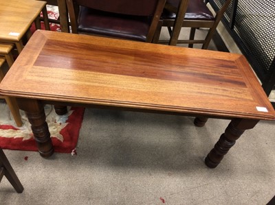 Lot 673 - A MAHOGANY COFFEE TABLE AND A MODERN NEST OF TABLES