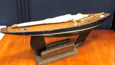 Lot 669 - A MODEL BOAT