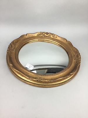 Lot 722 - A GILT FRAMED CIRCULAR WALL MIRROR