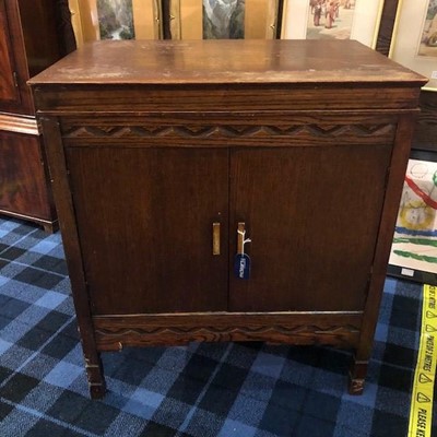 Lot 729 - AN OAK DRINKS CABINET