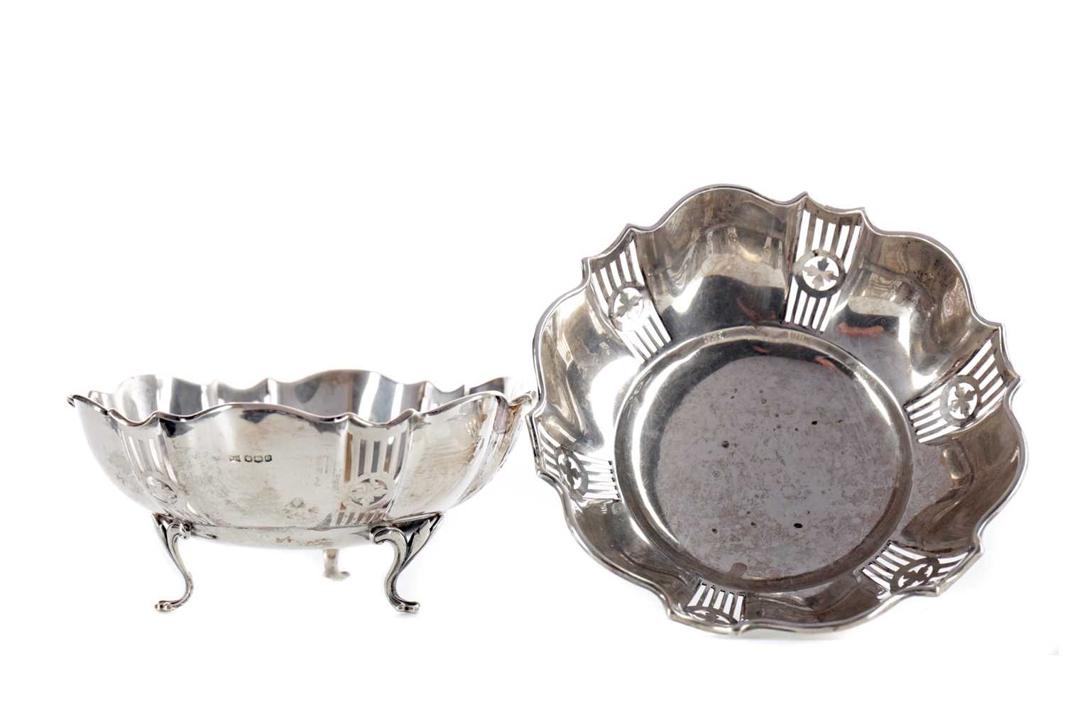 Lot 526 - A PAIR OF EARLY 20TH CENTURY SILVER BON BON DISHES