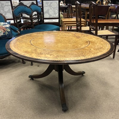 Lot 779 - A REPRODUCTION COFFEE TABLE