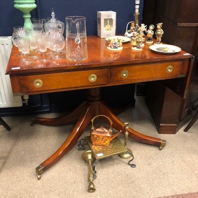 Lot 776 - A REPRODUCTION MAHOGANY SOFA TABLE