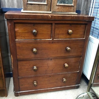 Lot 205 - A VICTORIAN MAHOGANY CHEST OF DRAWERS