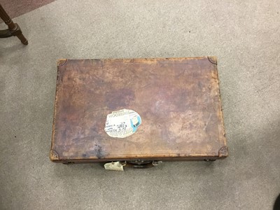 Lot 1666 - AN EARLY 20TH CENTURY LOUIS VUITTON LEATHER SUITCASE