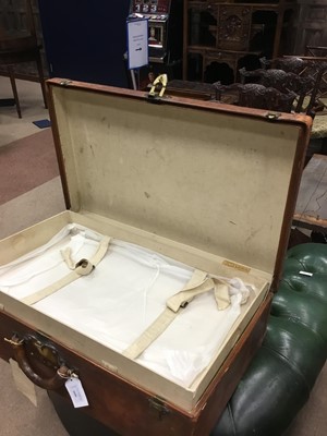 Lot 1666 - AN EARLY 20TH CENTURY LOUIS VUITTON LEATHER SUITCASE