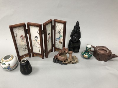 Lot 784 - A COLLECTION OF CHINESE CERAMICS, SCROLLS, HARDSTONE AND OTHER ITEMS