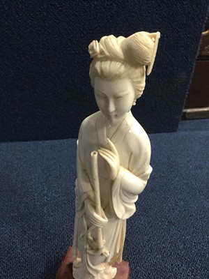 Lot 751 - A LATE 19TH/EARLY 20TH CENTURY CHINESE IVORY CARVING OF A FEMALE