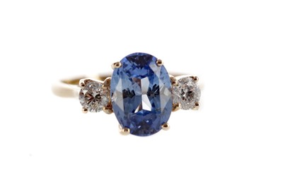 Lot 1348 - A SAPPHIRE AND DIAMOND RING