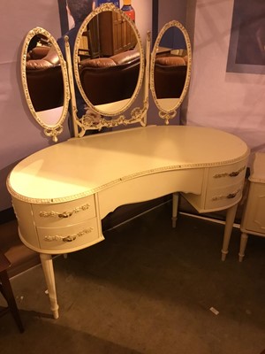 Lot 822 - A MODERN WHITE PAINTED DRESSING TABLE AND A BEDSIDE LOCKER