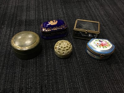 Lot 859 - A LIMOGES TRINKET BOX, CUFFLINKS AND A LACQUERED BOX