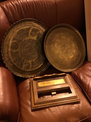 Lot 871 - AN EASTERN BRASS CIRCULAR TRAY ALONG WITH OTHER METAL AND WOOD ITEMS