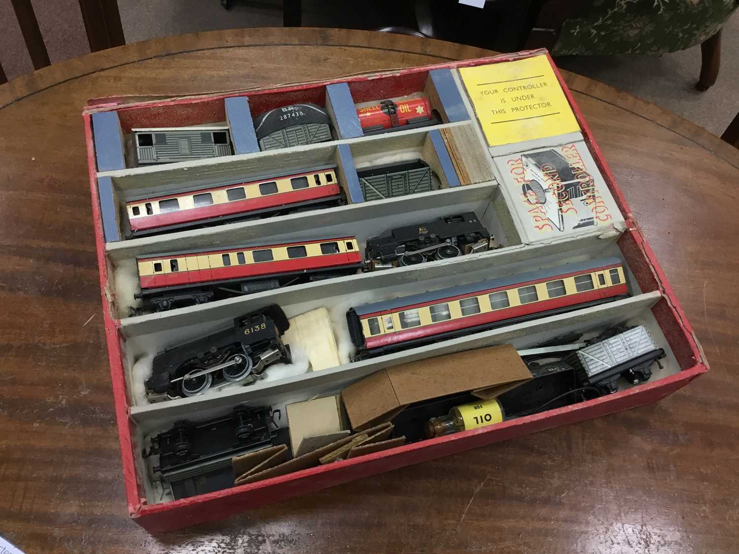 Lot 899 - A TRIX TWIN RAILWAY, A LOCOMOTIVE, TRANSFORMER AND A SCALEXTRIC