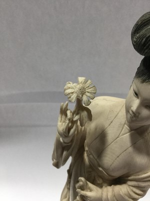 Lot 781 - AN EARLY 20TH CENTURY CHINESE IVORY CARVING OF A FEMALE
