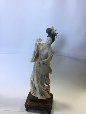 Lot 781 - AN EARLY 20TH CENTURY CHINESE IVORY CARVING OF A FEMALE