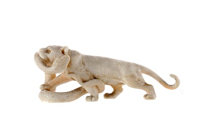 Lot 784 - AN EARLY 20TH CENTURY JAPANESE IVORY CARVING OF A TIGER AND SNAKE