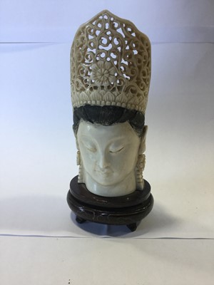 Lot 787 - AN EARLY 20TH CENTURY CHINESE CARVED IVORY HEAD