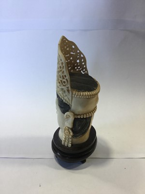 Lot 787 - AN EARLY 20TH CENTURY CHINESE CARVED IVORY HEAD