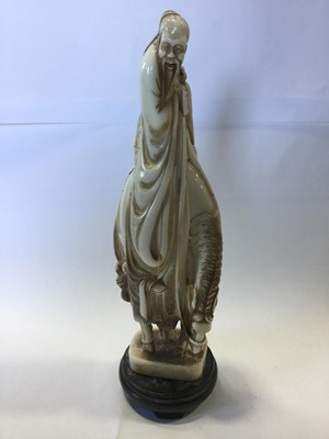 Lot 790 - AN EARLY 20TH CENTURY CHINESE CARVED IVORY FIGURE ON HORSEBACK