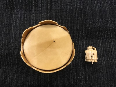 Lot 817 - AN EARLY 20TH CENTURY JAPANESE IVORY BOX