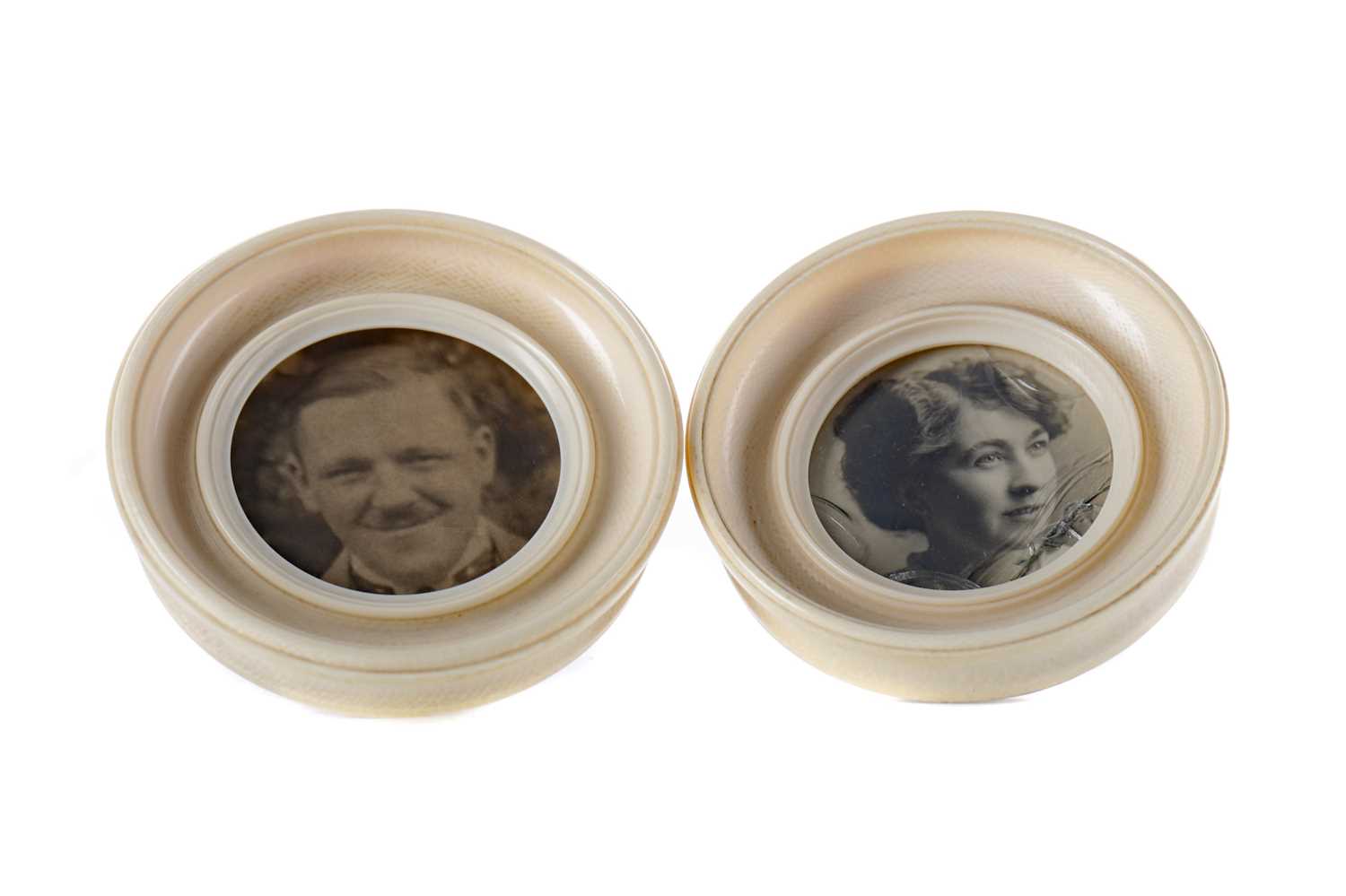 Lot 792 - A PAIR OF EARLY 2OTH CENTURY CIRCULAR IVORY PHOTOGRAPH FRAMES
