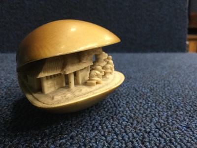 Lot 798 - AN EARLY 20TH CENTURY CHINESE IVORY CLAM SHELL CARVING