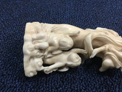 Lot 816 - AN EARLY 20TH CENTURY CHINESE CARVED IVORY FIGURE AND ANOTHER