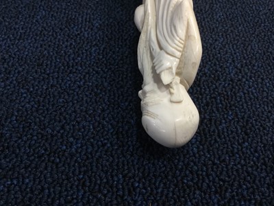 Lot 816 - AN EARLY 20TH CENTURY CHINESE CARVED IVORY FIGURE AND ANOTHER