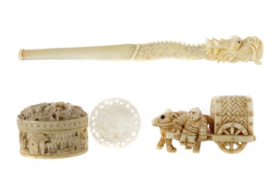 Lot 819 - AN EARLY 20TH CENTURY CHINESE IVORY CIGARETTE HOLDER AND OTHERS