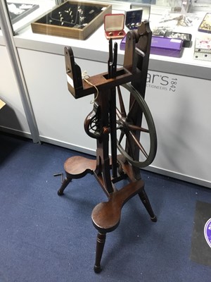 Lot 480 - AN EARLY 20TH CENTURY MAHOGANY SPINNING WHEEL