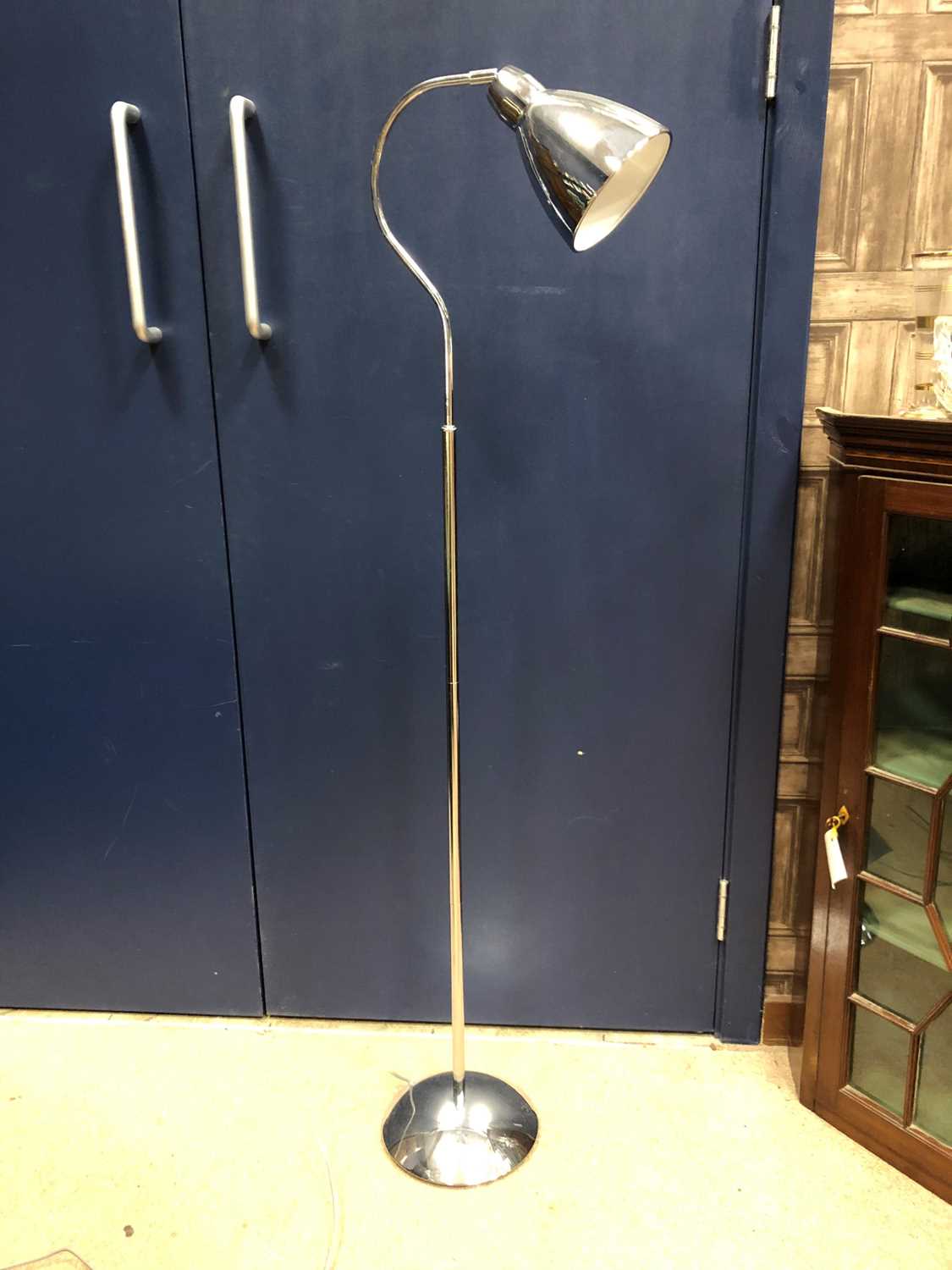 Lot 224 - A MODERN CHROME FLOOR STANDING LAMP
