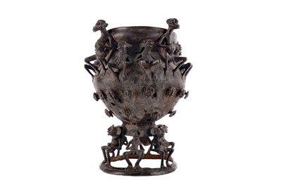 Lot 733 - AN EARLY 20TH CENTURY AFRICAN BALUSTER SHAPED VESSEL