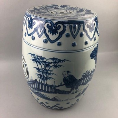 Lot 11 - A 20TH CENTURY CHINESE BLUE AND WHITE BARREL SHAPED GARDEN SEAT