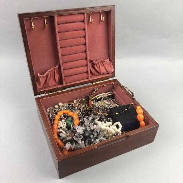 Lot 20 - A LOT OF VARIOUS COSTUME JEWELLERY CONTAINED IN A JEWELLERY BOX