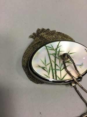 Lot 1707 - AN ATTRACTIVE SILVER AND MESH OVAL EVENING PURSE WITH COMPACT